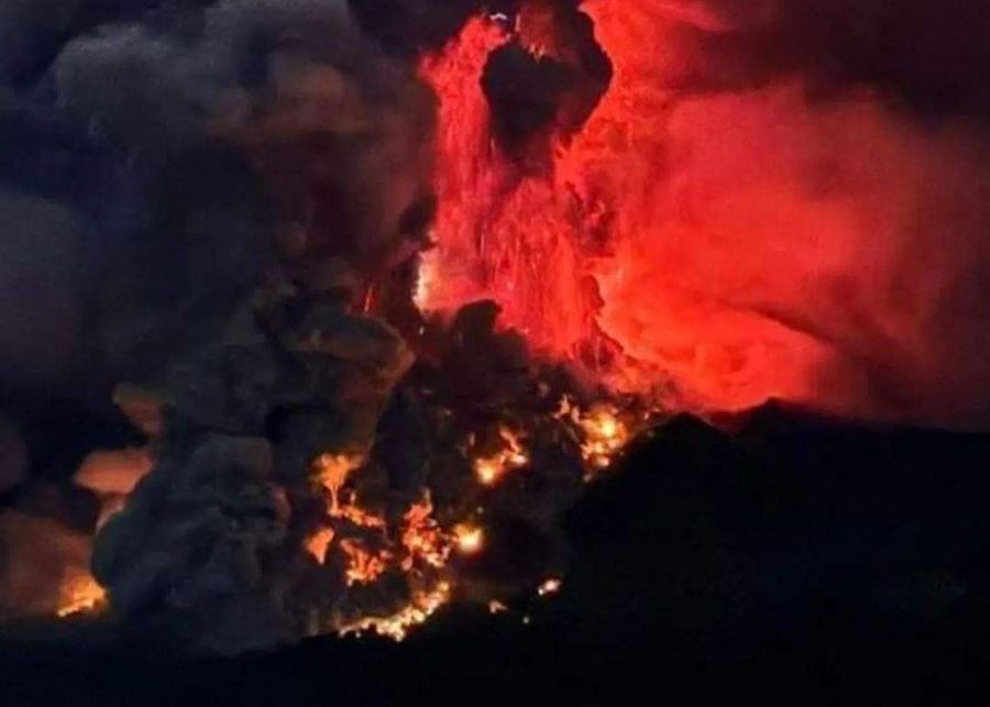 بالفيديو... تطاير رماد بركاني في إندونيسيا أغلق مطارًا